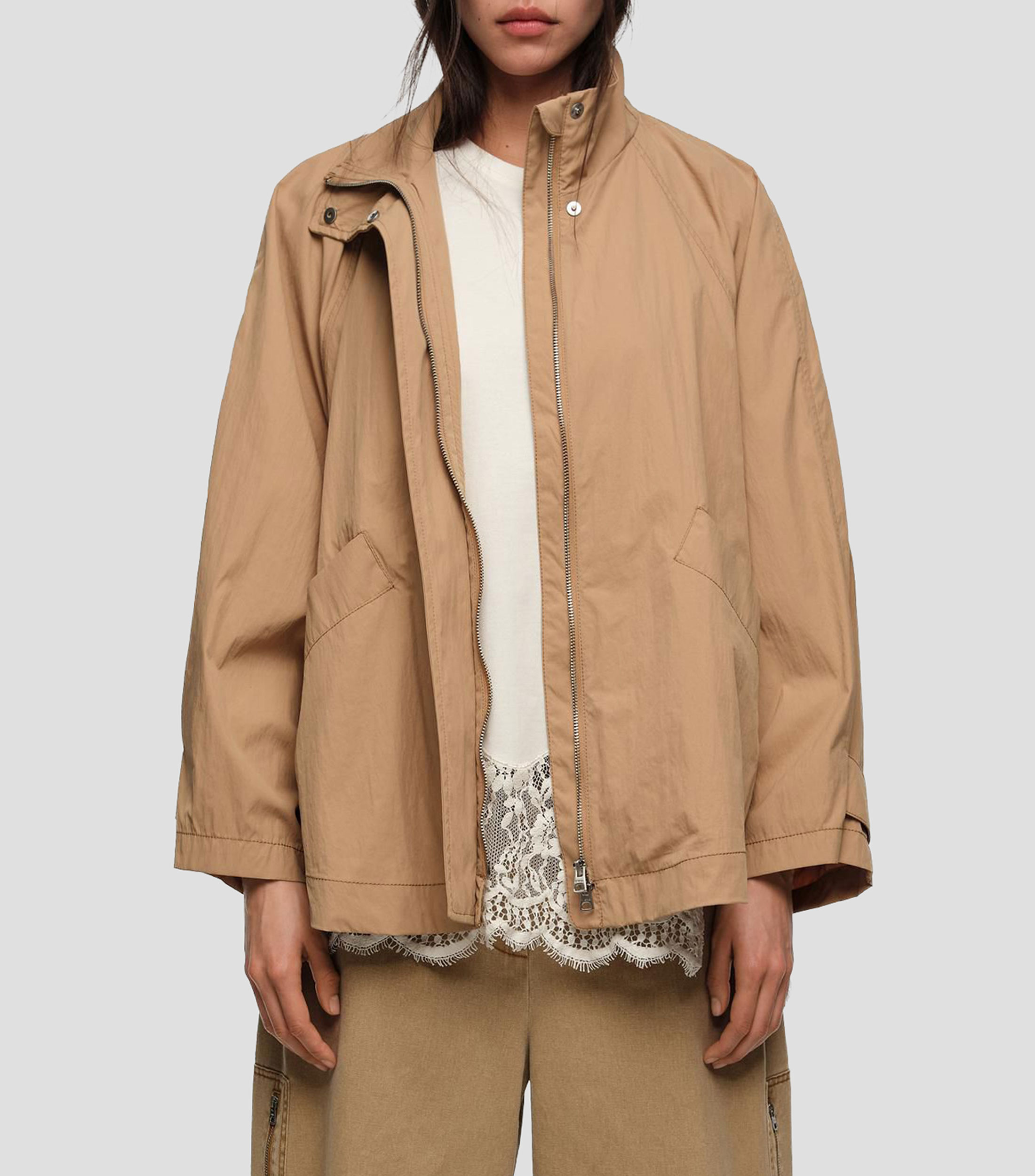 Gabardina fluida corta cuello subido camel Mujer